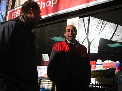 Edouard demande au pompiste ou sont les autres stations Esso du coin