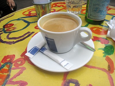Je bois un café