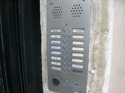 Je sonne à l'interphone