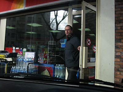 Nous trouvons une autre station Esso. Pas de M. T
