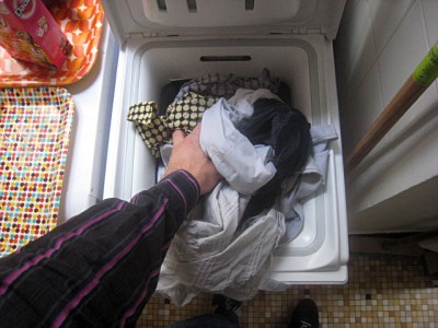 Je vais chez moi. Je sors le linge propre