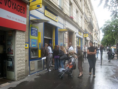 La Poste refuse de faire entrer les gens car ils n'ont plus de courant non plus
