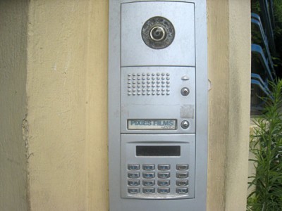 Je sonne à l'interphone