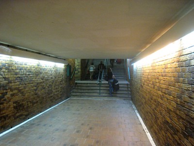 Nous empruntons le passage souterrain
