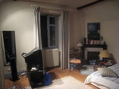 Je monte me coucher dans la chambre d'Erwann