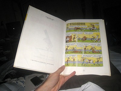 Je lis Lucky Luke