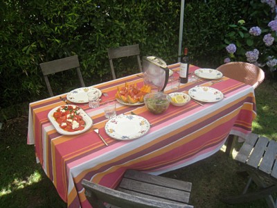 Nous nous installons dans le jardin
