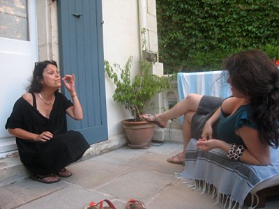 Nous nous installons sur la terrasse
