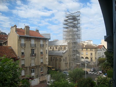 Je regarde à la fenêtre