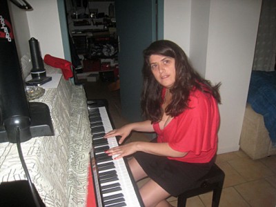 Aurore joue du piano