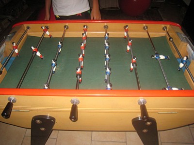 Je joue au babyfoot contre Thibaut