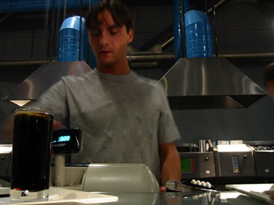 Je prends un coca à la cafétéria