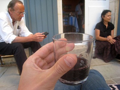 Nous prenons l'apéritif sur la terrasse