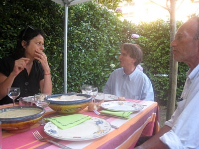 Nous passons à table