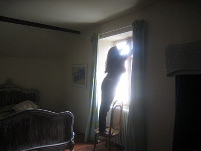 Aurore range sa chambre