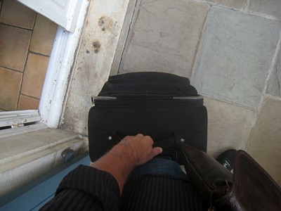Je l'aide à descendre sa valise