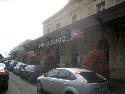 Nous arrivons à la gare