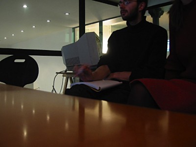 J'arrive à Spill. Nous recevons l'étudiant de l'ensad que nous avons rencontré l'autre jour