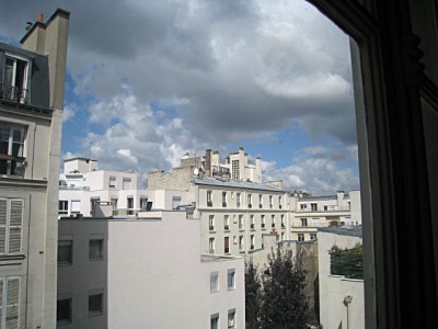 Je regarde à la fenêtre