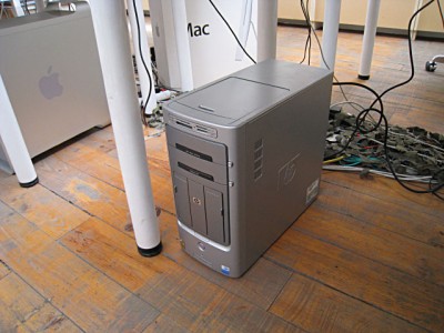 Je place le pc sous le bureau