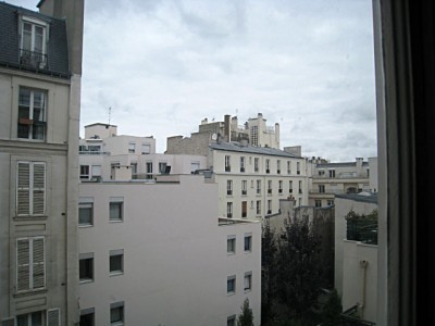 Je regarde à la fenêtre
