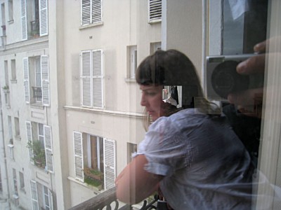 Sandrine regarde à la fenêtre