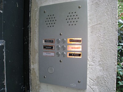 Je sonne à l'interphone