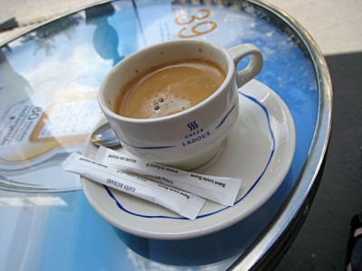 Je bois un café