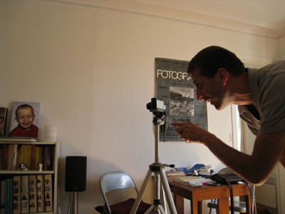 Edouard prend en photo son tableau dans le contexte
