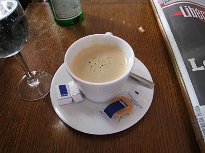 Je bois un café