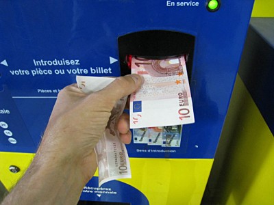 Je fais de la monnaie pour acheter des timbres