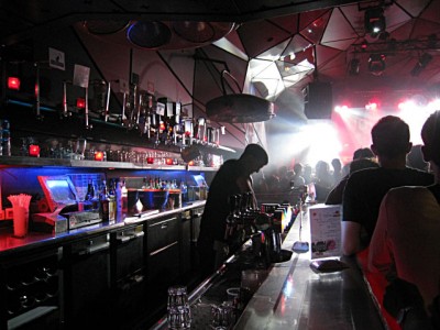 Je retourne au bar