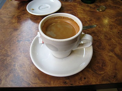 Je bois un café