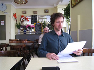 Je retrouve Eric au café du coin