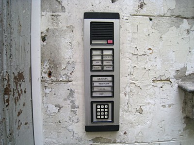 Je sonne à l'interphone