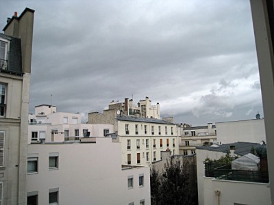 Je regarde à la fenêtre