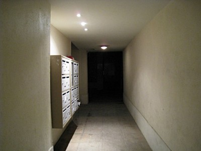 J'entre dans l'immeuble