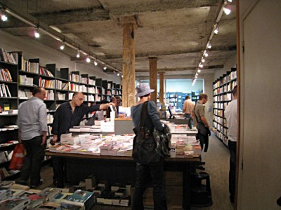 L'intérieur de la librairie