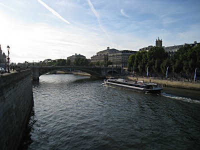 Nous passons rive droite