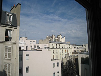 Je regarde par la fenêtre