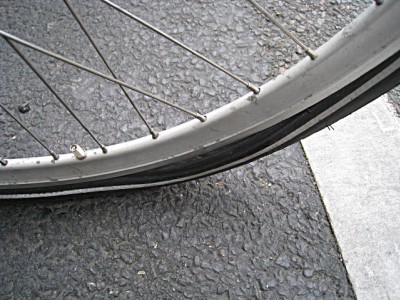 Je réalise que mon vélo a un problème. Je le gare