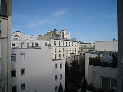 Je regarde par la fenêtre