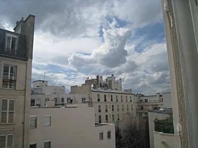 Je regarde par la fenêtre