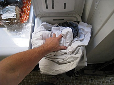 Je mets du linge dans la machine