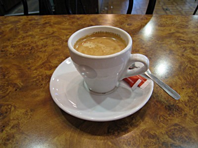 Je bois un café