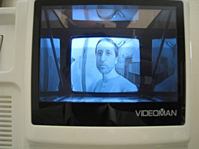 Il me montre son interphone vidéo
