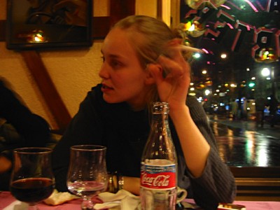 Marie est en face de moi