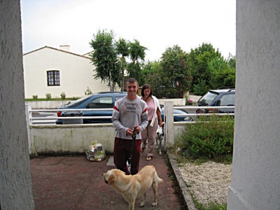 Jérémy et Stella reviennent d'une promenade avec les chiens