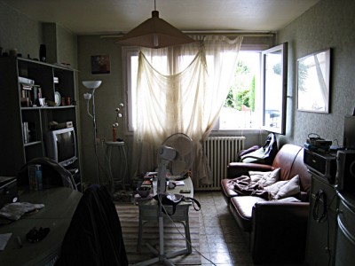 Je retourne à l'intérieur de la maison