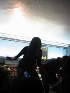 L'ambiance est chaude. Les filles dansent sur le bar